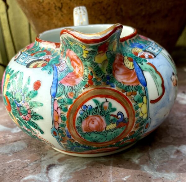 Chinees export Rose Canton porseleinen melkkannetje – Medaillons en bloemen, Ch’ing‑dynastie | Chinese Rose Canton export porcelain milk jug – Medallions & floral décor, Qing dynasty, late 19th century