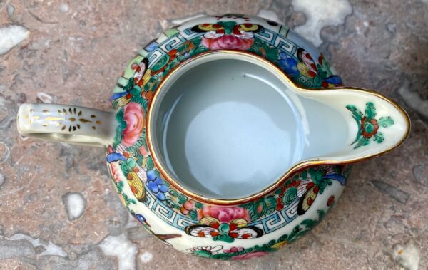 Chinees export Rose Canton porseleinen melkkannetje – Medaillons en bloemen, Ch’ing‑dynastie | Chinese Rose Canton export porcelain milk jug – Medallions & floral décor, Qing dynasty, late 19th century