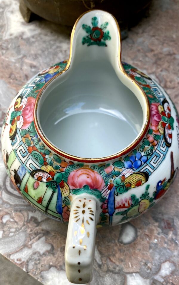 Chinees export Rose Canton porseleinen melkkannetje – Medaillons en bloemen, Ch’ing‑dynastie | Chinese Rose Canton export porcelain milk jug – Medallions & floral décor, Qing dynasty, late 19th century