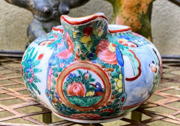 Chinees export Rose Canton porseleinen melkkannetje – Medaillons en bloemen, Ch’ing‑dynastie | Chinese Rose Canton export porcelain milk jug – Medallions & floral décor, Qing dynasty, late 19th century