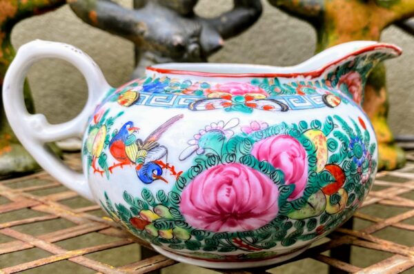 Chinees export Rose Canton porseleinen melkkannetje – Medaillons en bloemen, Ch’ing‑dynastie | Chinese Rose Canton export porcelain milk jug – Medallions & floral décor, Qing dynasty, late 19th century