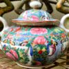 Chinese Rose Canton export porcelain sugar pot – Medallions & floral décor, Qing dynasty, late 19th century (11) Chinees export Rose Canton porseleinen suikerpot – Medaillons en bloemen, Ch’ing‑dynastie | Chinese Rose Canton export porcelain sugar pot – Medallions & floral décor, Qing dynasty, late 19th century