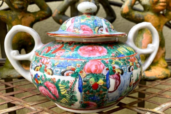 Chinese Rose Canton export porcelain sugar pot – Medallions & floral décor, Qing dynasty, late 19th century (11) Chinees export Rose Canton porseleinen suikerpot – Medaillons en bloemen, Ch’ing‑dynastie | Chinese Rose Canton export porcelain sugar pot – Medallions & floral décor, Qing dynasty, late 19th century