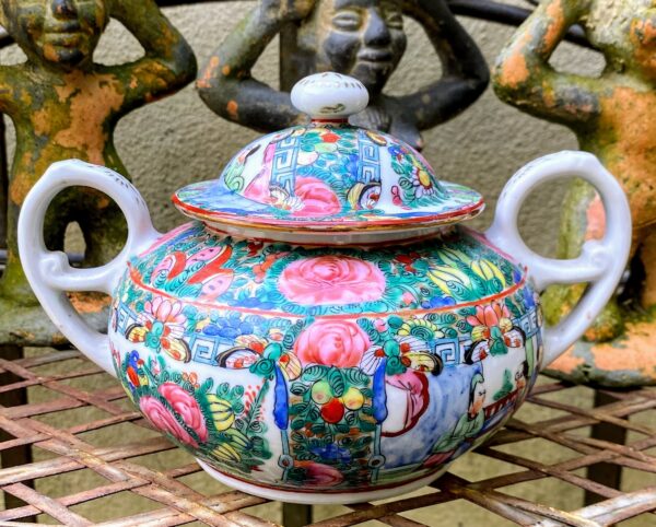 Chinese Rose Canton export porcelain sugar pot – Medallions & floral décor, Qing dynasty, late 19th century (12) Chinees export Rose Canton porseleinen suikerpot – Medaillons en bloemen, Ch’ing‑dynastie | Chinese Rose Canton export porcelain sugar pot – Medallions & floral décor, Qing dynasty, late 19th century