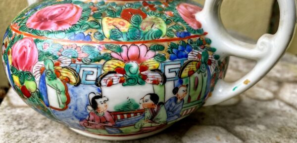 Chinese Rose Canton export porcelain sugar pot – Medallions & floral décor, Qing dynasty, late 19th century (2) Chinees export Rose Canton porseleinen suikerpot – Medaillons en bloemen, Ch’ing‑dynastie | Chinese Rose Canton export porcelain sugar pot – Medallions & floral décor, Qing dynasty, late 19th century