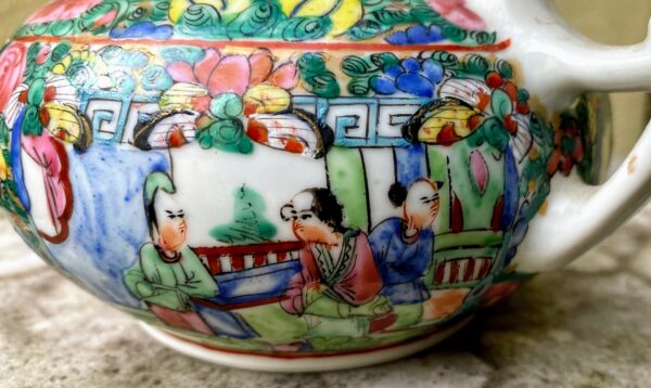 Chinese Rose Canton export porcelain sugar pot – Medallions & floral décor, Qing dynasty, late 19th century (4) Chinees export Rose Canton porseleinen suikerpot – Medaillons en bloemen, Ch’ing‑dynastie | Chinese Rose Canton export porcelain sugar pot – Medallions & floral décor, Qing dynasty, late 19th century