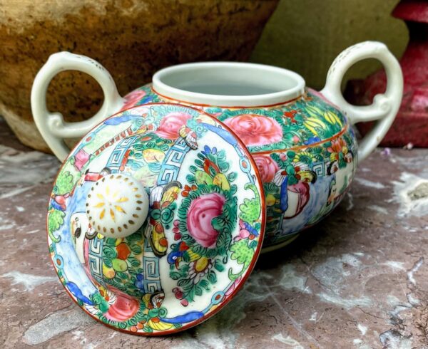 Chinese Rose Canton export porcelain sugar pot – Medallions & floral décor, Qing dynasty, late 19th century (6) Chinees export Rose Canton porseleinen suikerpot – Medaillons en bloemen, Ch’ing‑dynastie | Chinese Rose Canton export porcelain sugar pot – Medallions & floral décor, Qing dynasty, late 19th century