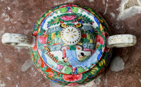 Chinese Rose Canton export porcelain sugar pot – Medallions & floral décor, Qing dynasty, late 19th century (9) Chinees export Rose Canton porseleinen suikerpot – Medaillons en bloemen, Ch’ing‑dynastie | Chinese Rose Canton export porcelain sugar pot – Medallions & floral décor, Qing dynasty, late 19th century