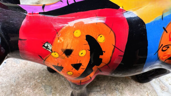 Vintage veelkleurig keramisch stierenbeeld met Halloweenmotieven – Colourful ceramic bull sculpture with Halloween motifs – ca. 2000