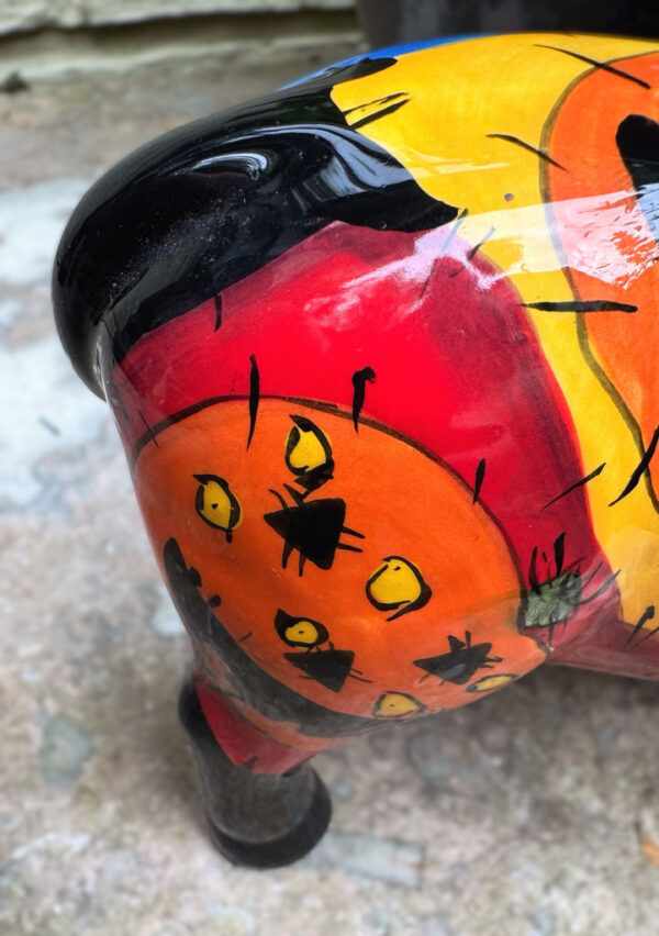 Vintage veelkleurig keramisch stierenbeeld met Halloweenmotieven – Colourful ceramic bull sculpture with Halloween motifs – ca. 2000