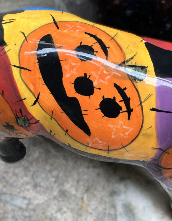 Vintage veelkleurig keramisch stierenbeeld met Halloweenmotieven – Colourful ceramic bull sculpture with Halloween motifs – ca. 2000