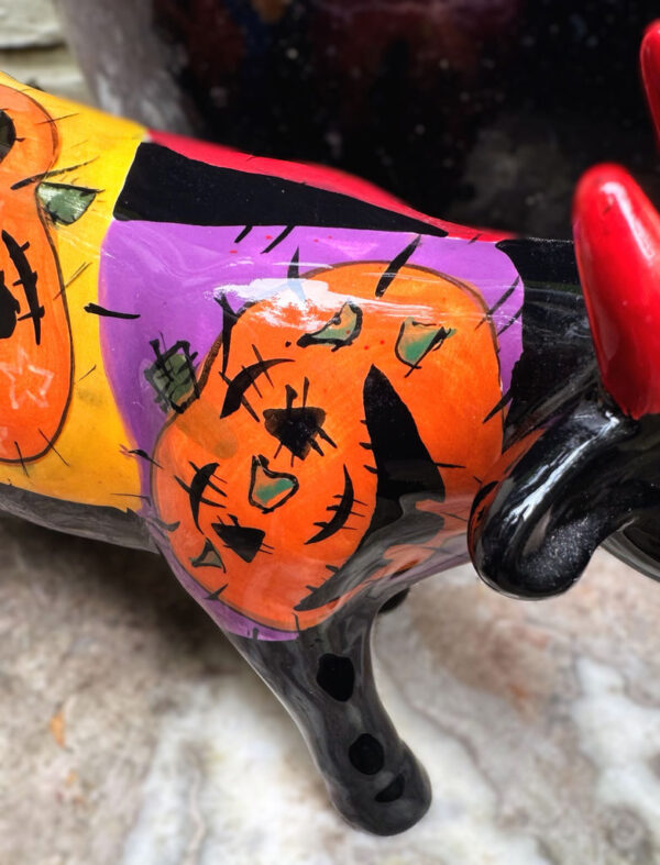 Vintage veelkleurig keramisch stierenbeeld met Halloweenmotieven – Colourful ceramic bull sculpture with Halloween motifs – ca. 2000