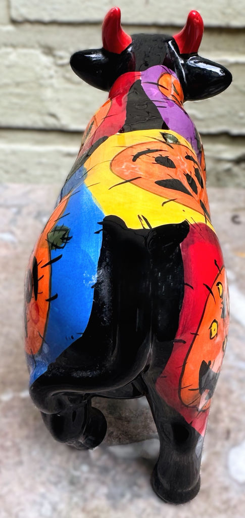 Vintage veelkleurig keramisch stierenbeeld met Halloweenmotieven – Colourful ceramic bull sculpture with Halloween motifs – ca. 2000