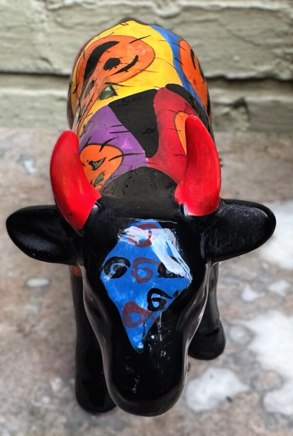 Vintage veelkleurig keramisch stierenbeeld met Halloweenmotieven – Colourful ceramic bull sculpture with Halloween motifs – ca. 2000