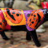 Vintage veelkleurig keramisch stierenbeeld met Halloweenmotieven – Colourful ceramic bull sculpture with Halloween motifs – ca. 2000