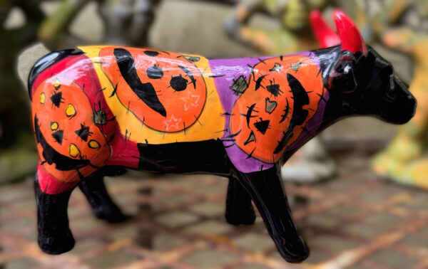 Vintage veelkleurig keramisch stierenbeeld met Halloweenmotieven – Colourful ceramic bull sculpture with Halloween motifs – ca. 2000