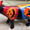 Vintage veelkleurig keramisch stierenbeeld met Halloweenmotieven – Colourful ceramic bull sculpture with Halloween motifs – ca. 2000