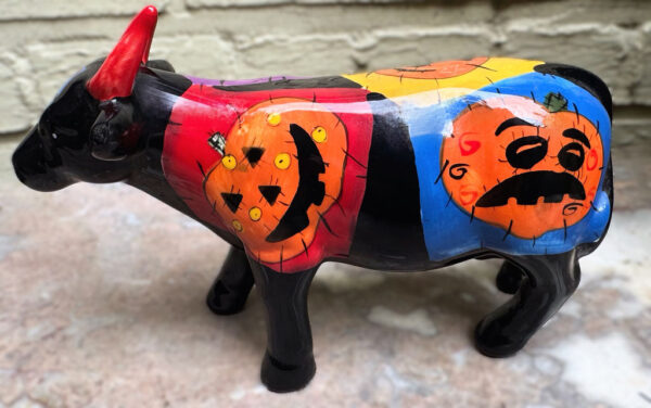 Vintage veelkleurig keramisch stierenbeeld met Halloweenmotieven – Colourful ceramic bull sculpture with Halloween motifs – ca. 2000