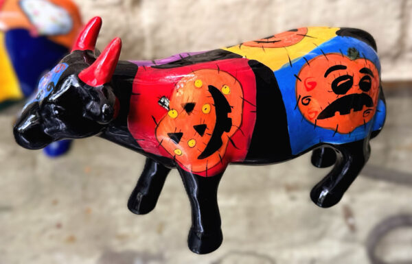 Vintage veelkleurig keramisch stierenbeeld met Halloweenmotieven – Colourful ceramic bull sculpture with Halloween motifs – ca. 2000