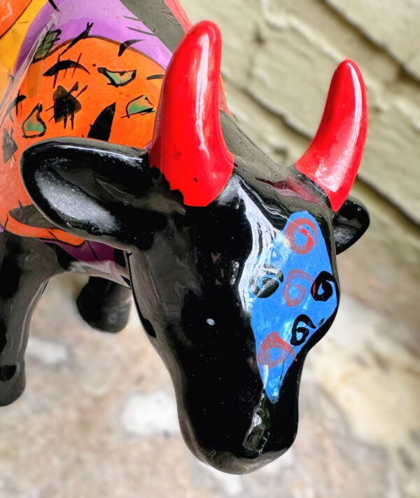 Vintage veelkleurig keramisch stierenbeeld met Halloweenmotieven – Colourful ceramic bull sculpture with Halloween motifs – ca. 2000