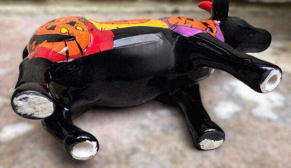 Vintage veelkleurig keramisch stierenbeeld met Halloweenmotieven – Colourful ceramic bull sculpture with Halloween motifs – ca. 2000
