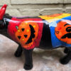 Vintage veelkleurig keramisch stierenbeeld met Halloweenmotieven – Colourful ceramic bull sculpture with Halloween motifs – ca. 2000