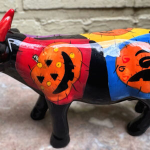 Vintage veelkleurig keramisch stierenbeeld met Halloweenmotieven – Colourful ceramic bull sculpture with Halloween motifs – ca. 2000