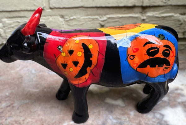 Vintage veelkleurig keramisch stierenbeeld met Halloweenmotieven – Colourful ceramic bull sculpture with Halloween motifs – ca. 2000
