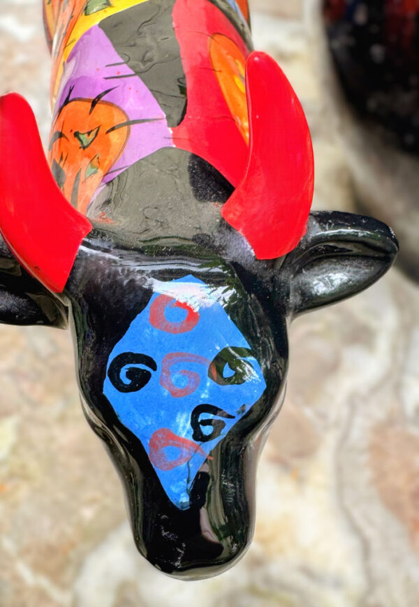 Vintage veelkleurig keramisch stierenbeeld met Halloweenmotieven – Colourful ceramic bull sculpture with Halloween motifs – ca. 2000