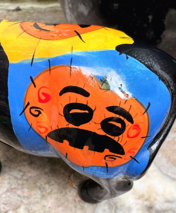 Vintage veelkleurig keramisch stierenbeeld met Halloweenmotieven – Colourful ceramic bull sculpture with Halloween motifs – ca. 2000