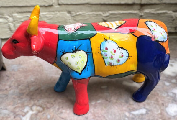 Colourful ceramic cow sculpture with heart motifs – ca. 2000 (1) Kleurrijk keramisch koeienbeeld met hartmotieven – Colourful ceramic cow sculpture with heart motifs – ca. 2000