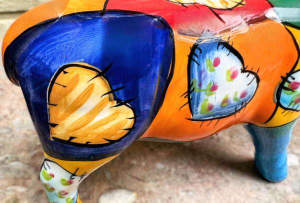 Colourful ceramic cow sculpture with heart motifs – ca. 2000 (10) Kleurrijk keramisch koeienbeeld met hartmotieven – Colourful ceramic cow sculpture with heart motifs – ca. 2000