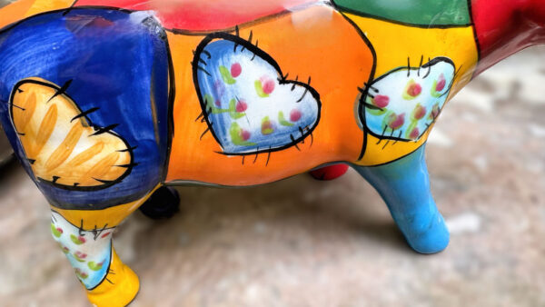Colourful ceramic cow sculpture with heart motifs – ca. 2000 (11) Kleurrijk keramisch koeienbeeld met hartmotieven – Colourful ceramic cow sculpture with heart motifs – ca. 2000
