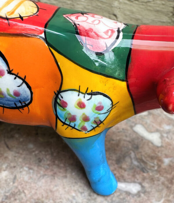 Colourful ceramic cow sculpture with heart motifs – ca. 2000 (12) Kleurrijk keramisch koeienbeeld met hartmotieven – Colourful ceramic cow sculpture with heart motifs – ca. 2000