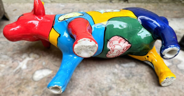 Colourful ceramic cow sculpture with heart motifs – ca. 2000 (2) Kleurrijk keramisch koeienbeeld met hartmotieven – Colourful ceramic cow sculpture with heart motifs – ca. 2000
