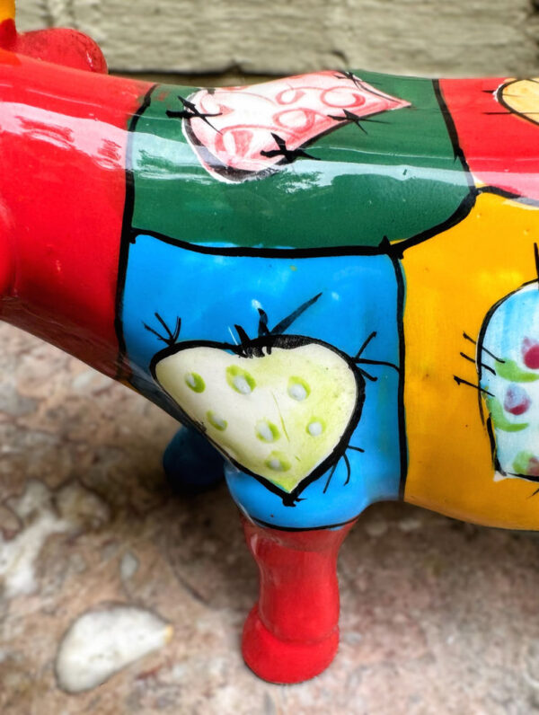 Colourful ceramic cow sculpture with heart motifs – ca. 2000 (3) Kleurrijk keramisch koeienbeeld met hartmotieven – Colourful ceramic cow sculpture with heart motifs – ca. 2000