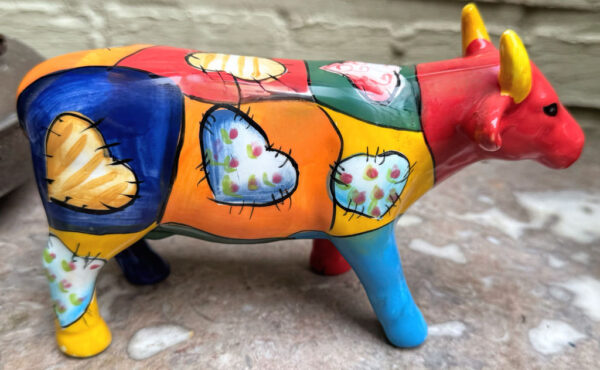 Colourful ceramic cow sculpture with heart motifs – ca. 2000 (4) Kleurrijk keramisch koeienbeeld met hartmotieven – Colourful ceramic cow sculpture with heart motifs – ca. 2000