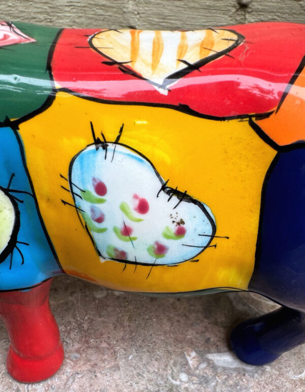 Colourful ceramic cow sculpture with heart motifs – ca. 2000 (5) Kleurrijk keramisch koeienbeeld met hartmotieven – Colourful ceramic cow sculpture with heart motifs – ca. 2000