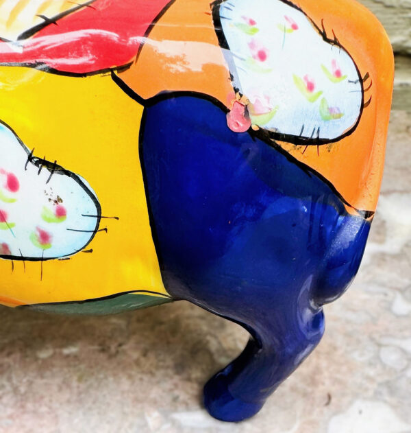 Colourful ceramic cow sculpture with heart motifs – ca. 2000 (6) Kleurrijk keramisch koeienbeeld met hartmotieven – Colourful ceramic cow sculpture with heart motifs – ca. 2000