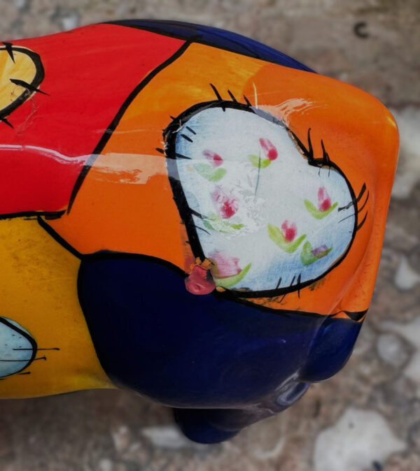Colourful ceramic cow sculpture with heart motifs – ca. 2000 (7) Kleurrijk keramisch koeienbeeld met hartmotieven – Colourful ceramic cow sculpture with heart motifs – ca. 2000