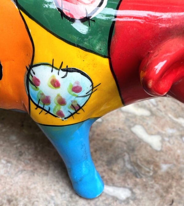 Colourful ceramic cow sculpture with heart motifs – ca. 2000 (8) Kleurrijk keramisch koeienbeeld met hartmotieven – Colourful ceramic cow sculpture with heart motifs – ca. 2000