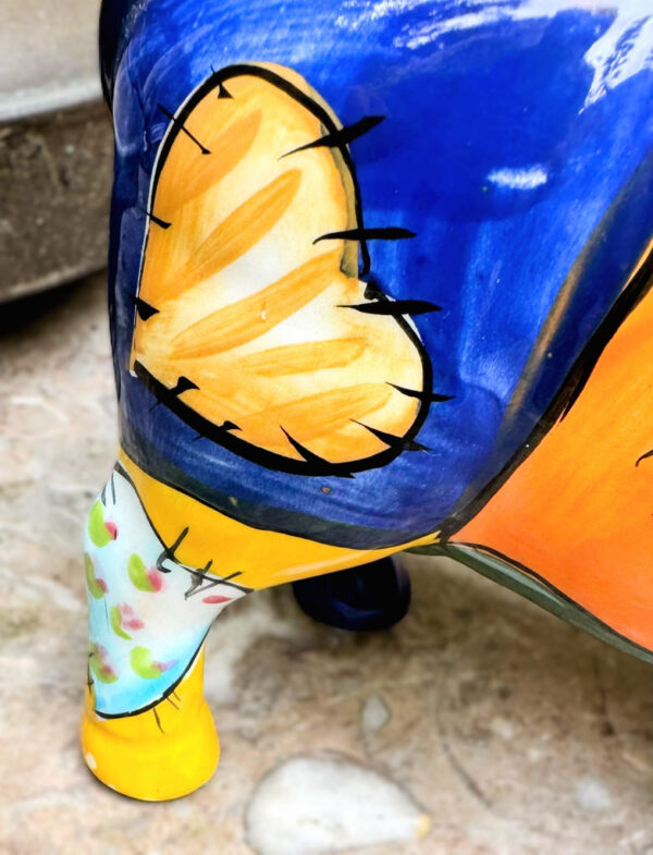 Colourful ceramic cow sculpture with heart motifs – ca. 2000 (9) Kleurrijk keramisch koeienbeeld met hartmotieven – Colourful ceramic cow sculpture with heart motifs – ca. 2000
