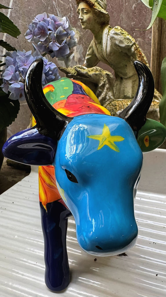 Kosmische keramische stier met sterren en maansikkels – Cosmic ceramic bull with stars and crescent moons – ca. 1980