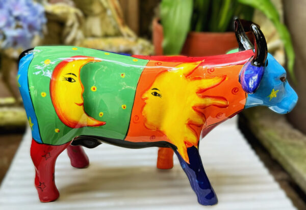 Kosmische keramische stier met sterren en maansikkels – Cosmic ceramic bull with stars and crescent moons – ca. 1980