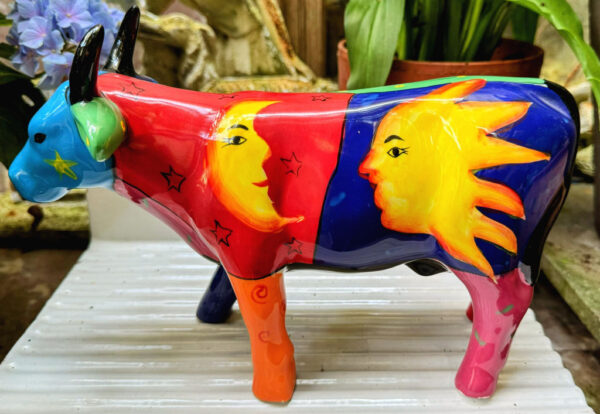 Kosmische keramische stier met sterren en maansikkels – Cosmic ceramic bull with stars and crescent moons – ca. 1980