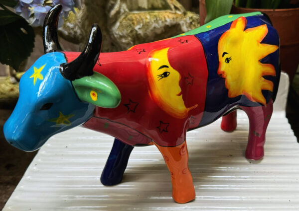Kosmische keramische stier met sterren en maansikkels – Cosmic ceramic bull with stars and crescent moons – ca. 1980