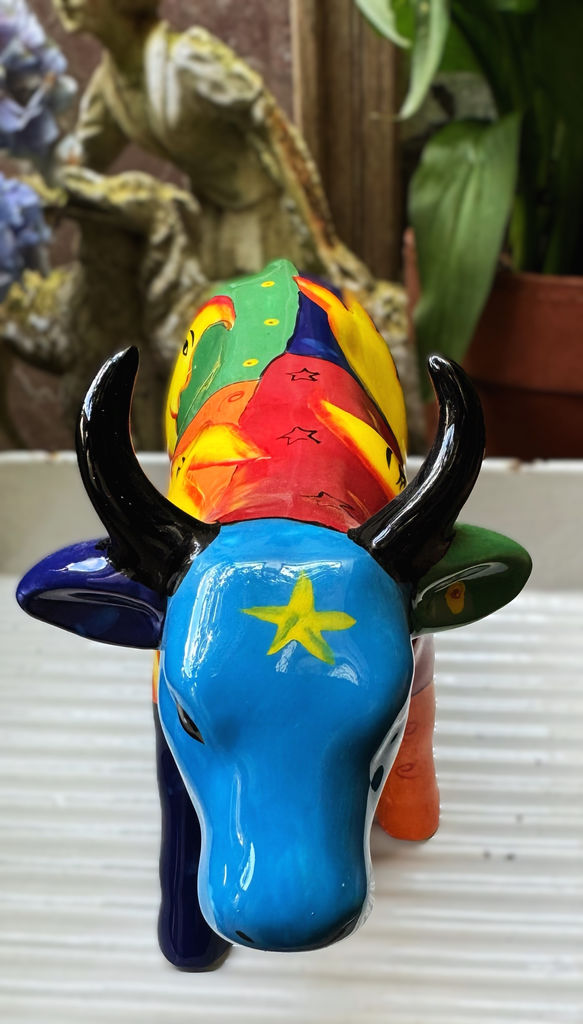 Kosmische keramische stier met sterren en maansikkels – Cosmic ceramic bull with stars and crescent moons – ca. 1980