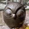 Decoratieve bronzen uil met fijne gegraveerde details en rijke textuur | Decorative bronze owl sculpture with fine engraved details and rich texture – ca. 1970
