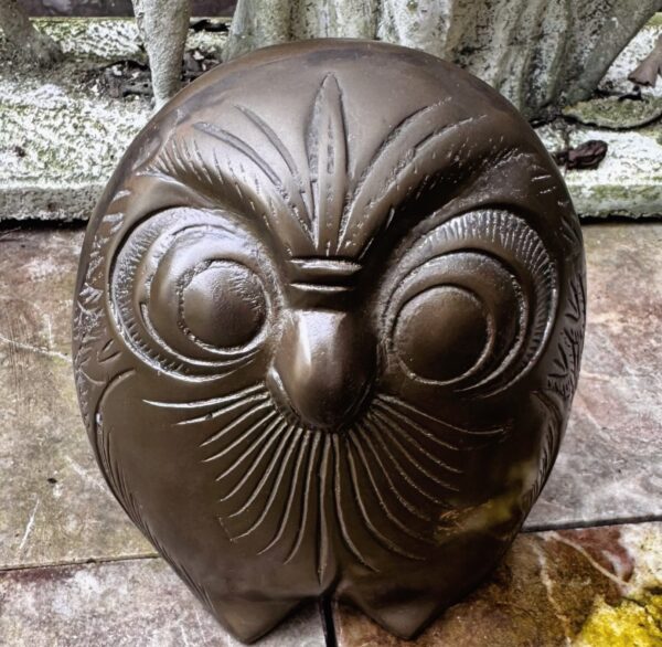 Decoratieve bronzen uil met fijne gegraveerde details en rijke textuur | Decorative bronze owl sculpture with fine engraved details and rich texture – ca. 1970