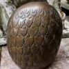 Decoratieve bronzen uil met fijne gegraveerde details en rijke textuur | Decorative bronze owl sculpture with fine engraved details and rich texture – ca. 1970